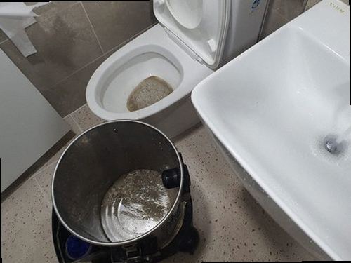 제물포구 송림동 하수구막힘 배수구 주변의 물 고임과 배관 점검 지점을 보여주는 현장 이미지